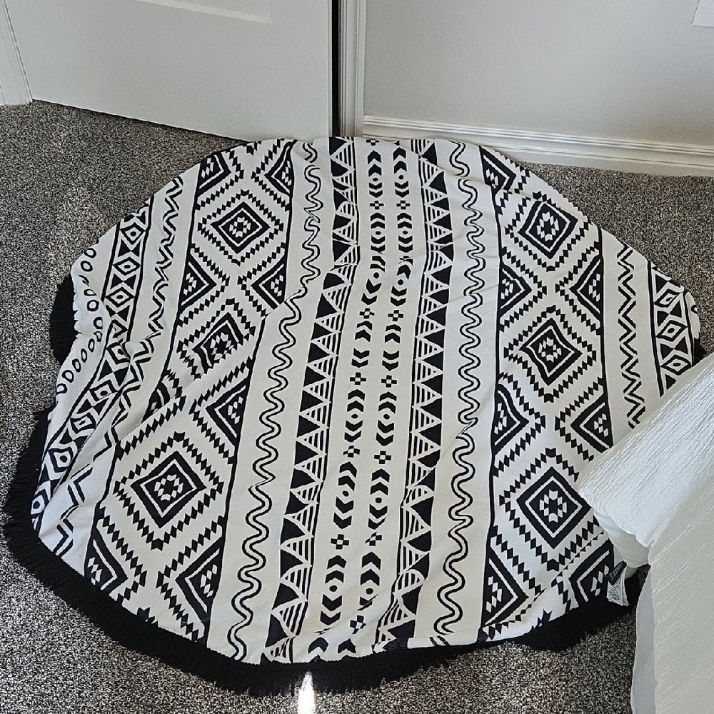 DSW Black and White Geometric Fringe Beach Towel